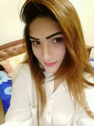 Escorts Abu Dhabi, United Arab Emirates Hina Sharma Busty Girl