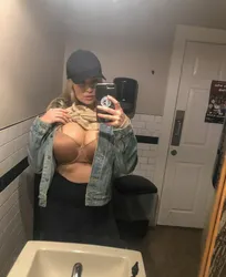 Escorts Angers, France (Massage erotique et sexe)