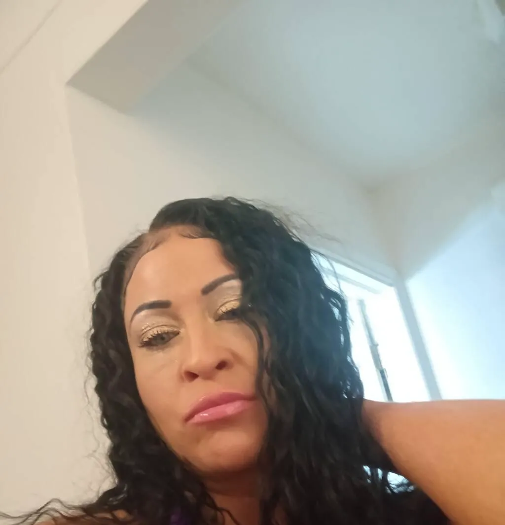 Escorts Guelph, Ontario Rowena