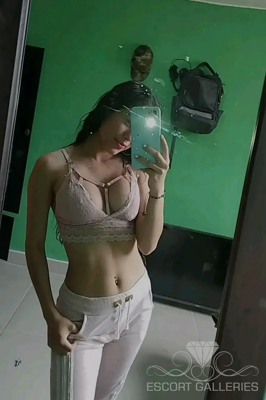 Escorts Cairo, Egypt lila