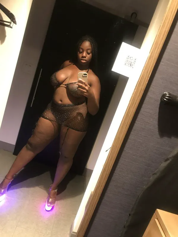 Escorts Oakland, California Chanel | Chocolate curvy busty chocolate shell