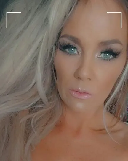 Escorts Edmonton, Alberta Dee