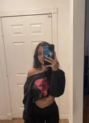 Escorts Thunder Bay, Ontario brown haired blue eyed companion