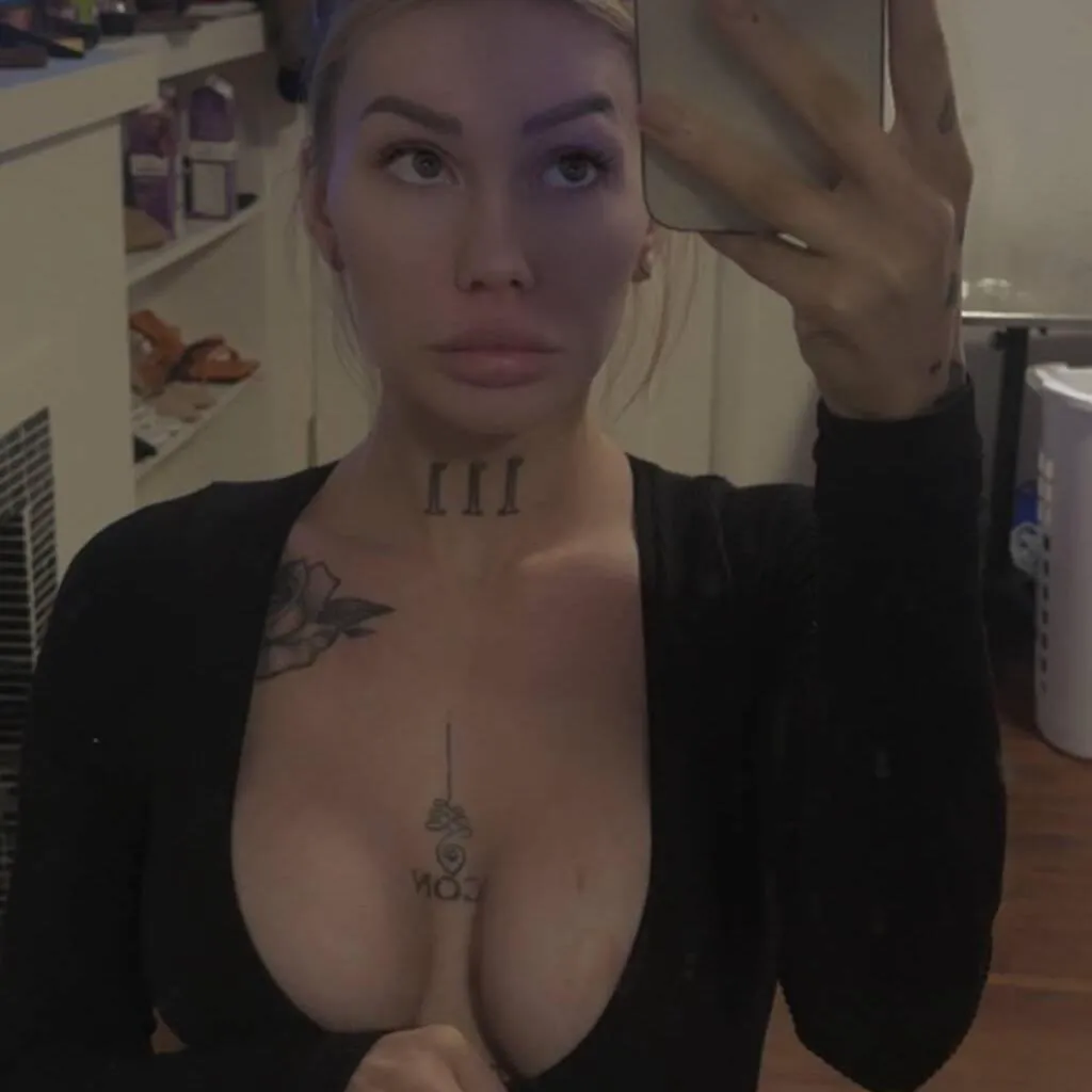 Escorts Lethbridge, Alberta PARIS PAIGE | 𝐵𝒜𝑅𝐵𝐼𝐸 𝒟𝒪𝐿𝐿 LATE NIGHT DEALS HR Party GIRL