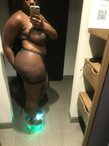 Escorts Stockton, California Chanel | Chocolate curvy busty chocolate shell